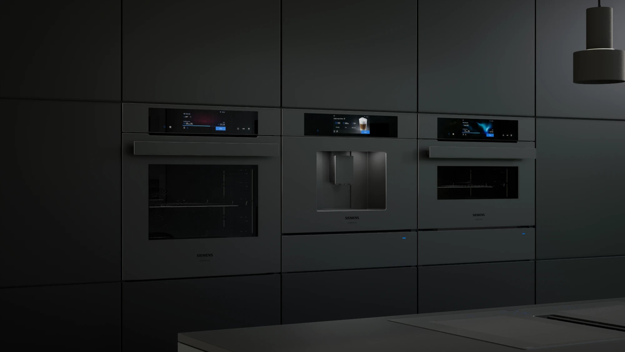 Siemens inbyggnadsugnar och kaffemaskin i ett mörkt kök