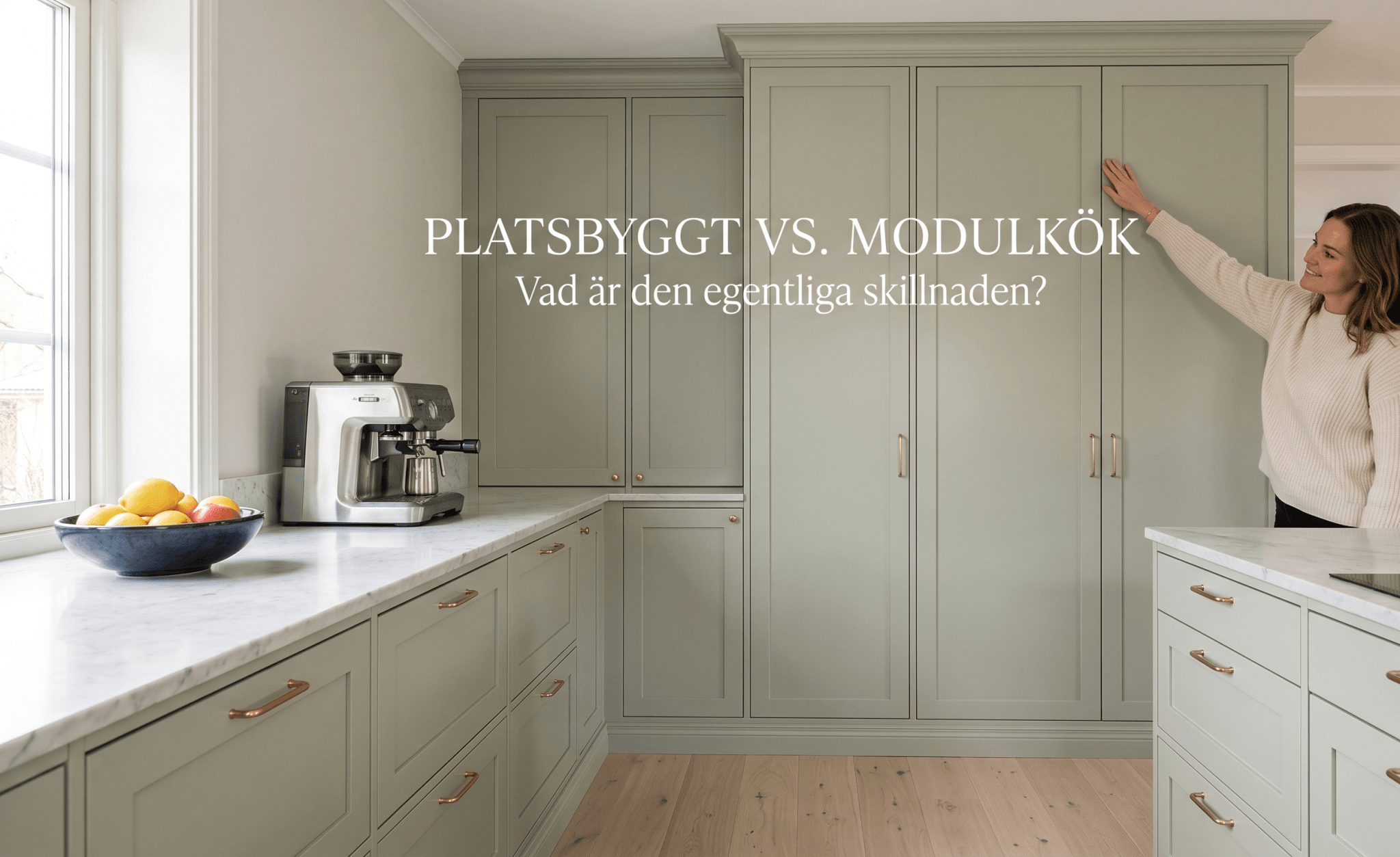 Kvinna vid ett grönt platsbyggt kök – Platsbyggt vs. modulkök