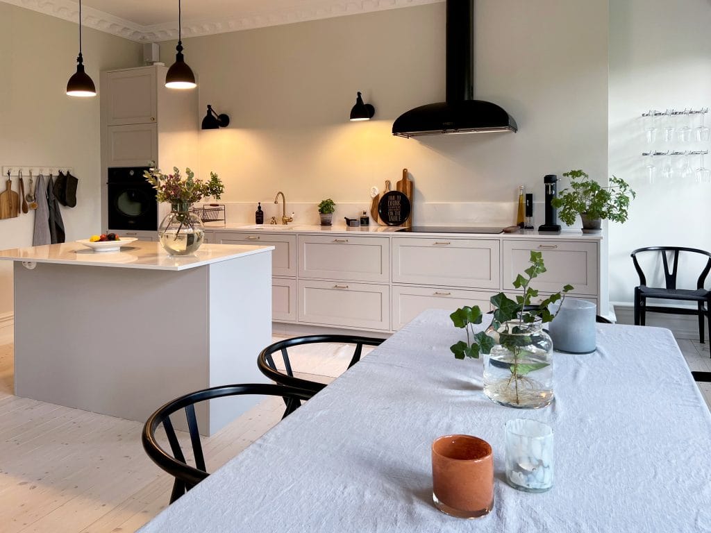 Kök med köksö och dukat matbord