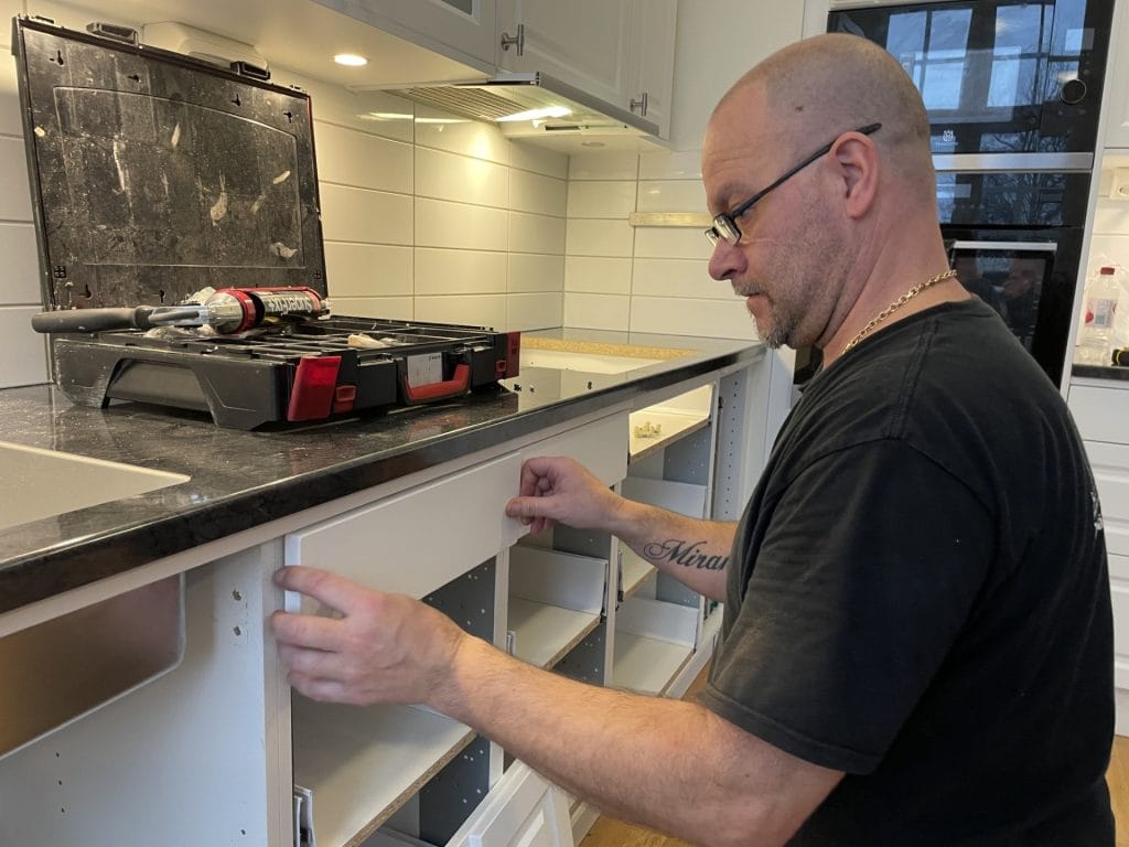 Montör som monterar köksinredning